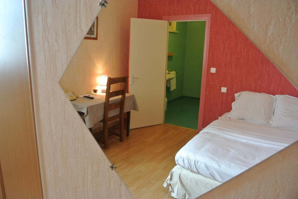 Hotel Le Central Boussac  Room photo